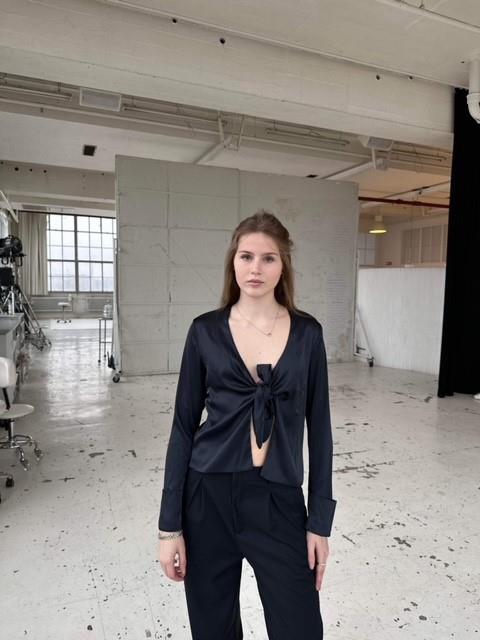 Freja Lacivert Saten Bluz